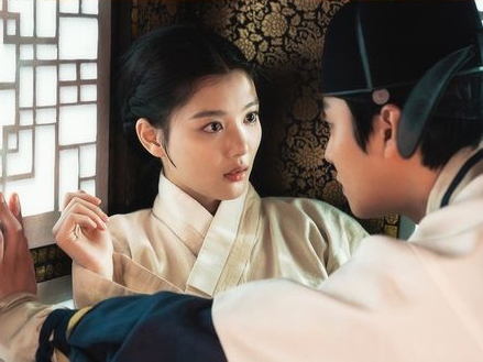 輿の中で密着したキム・ユジョン＆アン・ヒョソプに何があった？ 時代劇『紅天機』が“ヒットの予感”【PHOTO】