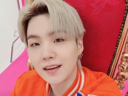 「好きすぎて泣ける」BTS・SUGAがギャップ満点の“デコ出し笑顔”…アレンジ楽曲も告知【PHOTO】