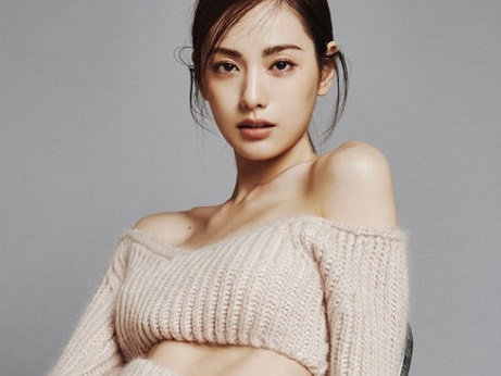 「圧巻の美スタイル」“世界1位”の韓国女優、寝そべりSHOTで全身タトゥーがあらわに…【PHOTO】