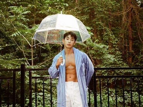 MONSTA X出身ウォノ、新アルバム『Blue Letter』のコンセプトフォトで“自慢の腹筋”を公開！