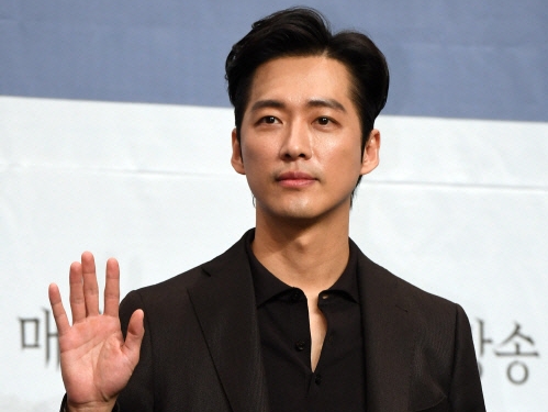 『黒い太陽』で大賞受賞の俳優ナムグン・ミン、新型コロナウイルス感染で制作発表会が取り消しに