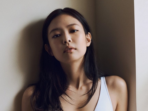 【写真】「圧巻の神ボディ」BLACKPINKジェニー、“ヘルシー美”あふれるインナーウェア姿に大反響