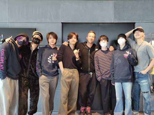 「成功したオタク」BTS、コラボ新曲を予告したColdplayクリス・マーティンとの記念写真を公開【PHOTO】