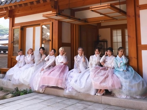 “第4世代ガールズグループ”fromis_9、可愛らしい韓服に負けない魅力でファンを魅了 ！