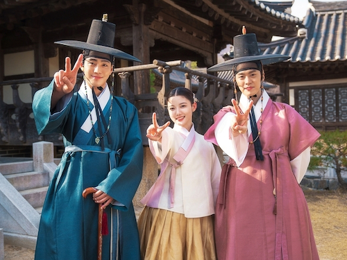 時代劇『紅天機』主演キャストの眩しい笑顔にほっこり。“目の保養になる”オフショット公開！【PHOTO】
