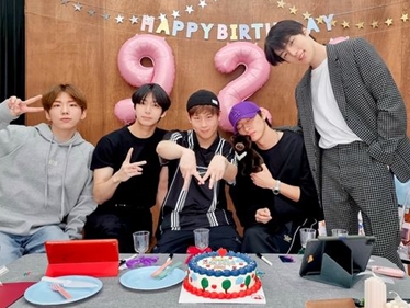 MONSTA X、6周年を全世界のファンと祝福！ケーキを前に「お誕生日おめでとう」