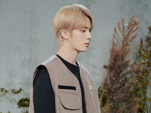 「美しすぎる横顔」BTSのJIN、“王子様ビジュアル”に世界が惚れ惚れ！FILAの最新コレクション【PHOTO】
