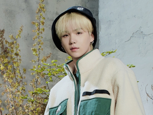 「妖精みたい…」BTSのSUGA、“透明感あふれる”FILAの最新ビジュアルに視線集中【PHOTO】