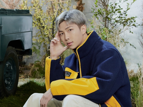 「彼氏みが強い」BTSのRM、“アウトドアコーデ”をワイルドに着こなす！FILA最新ビジュアル公開 【PHOTO】