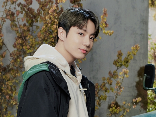 「笑顔からの真顔やばい」BTSのJUNG KOOK、ギャップ際立つ“対比SHOT”に反響続々【PHOTO】