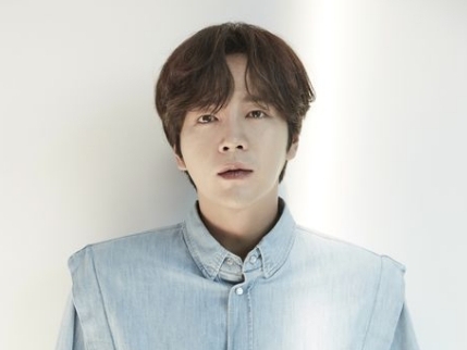 「隣に座ってもいい？」チャン・グンソク、ソファにもたれながら“胸キュン上目遣い”【PHOTO】