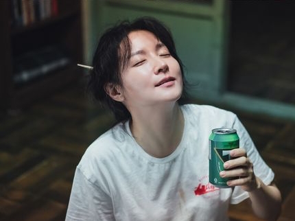 “こんな姿は初めて” 女優イ・ヨンエの超インドアな日常!? 主演ドラマ『調査官ク・ギョンイ』新スチール公開【PHOTO】