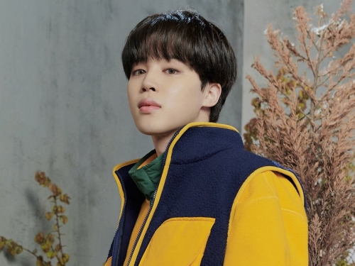 「瞳に吸い込まれそう」BTSのJIMIN、“少年っぽさ”あふれる無邪気な表情にズッキュン【PHOTO】