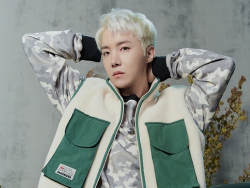 「美人すぎる」BTSのJ-HOPE、“キリッとした真顔”でFILAの新コレクションを着こなす【PHOTO】