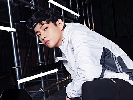 「こんなの5度見するわ」BTSのV、ハーフパンツからのぞく“美脚”に視線集中！【PHOTO】