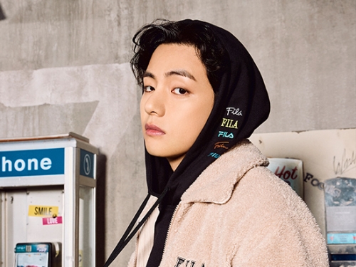 「息するのも忘れる」BTSのV、フード被った“彼氏風ビジュアル”に悶絶【PHOTO】