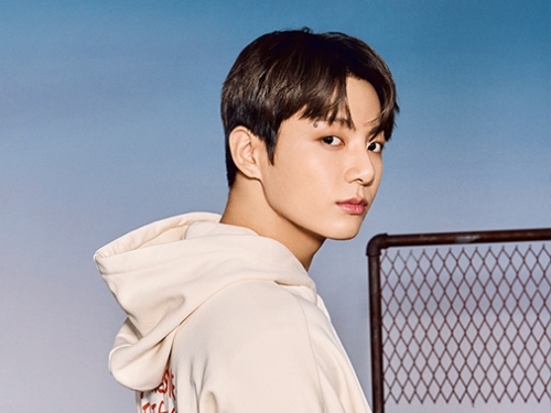 「感謝状書きます」BTSのJUNG KOOK、シックな“上目遣いSHOT”に歓喜【PHOTO】