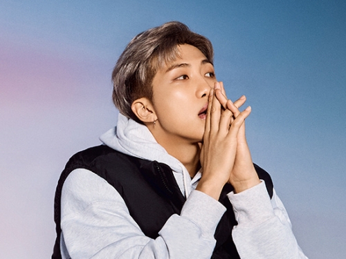 「なんでそんなにカッコいいの」BTSのRM、スポーティーな装いでも溢れる“色香”【PHOTO】
