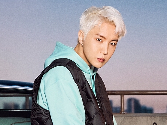 「ホソク様様です」BTSのJ-HOPE、“金髪映えるスポーティーコーデ”で魅了【PHOTO】