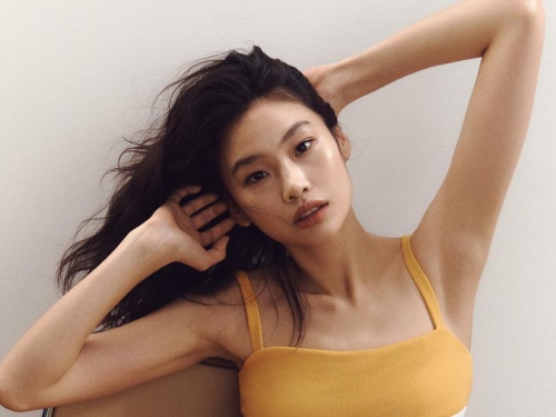 【写真】『イカゲーム』女優チョン・ホヨン、“インナーウェア姿”でトップモデルのオーラ放つ「さすが」