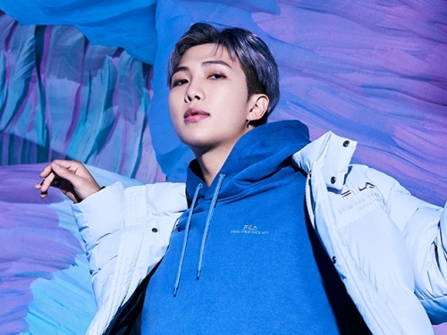 「もうやめて」BTSのRM、アンニュイな“見下し目線ショット”でファンを悩殺【PHOTO】