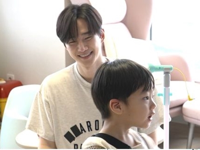 2PMジュノにそっくりな“リトルジュノ”って一体誰？父性あふれる一日に密着！