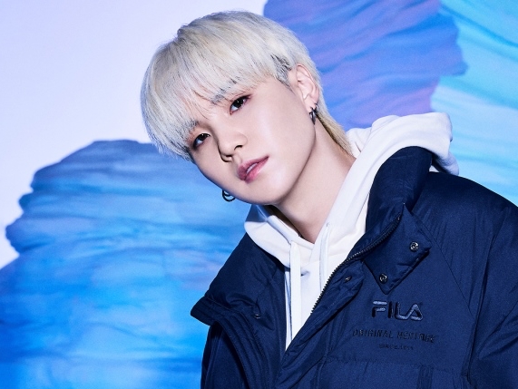 「ちょっと待って!?」BTS・SUGA、“透明感あふれる儚げビジュ”に胸キュン続出【PHOTO】