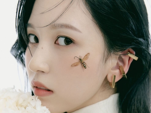 【写真】「吸い込まれる」TWICEミナ、“しなやかボディ”で魅せた幻想的なビジュアルにうっとり…