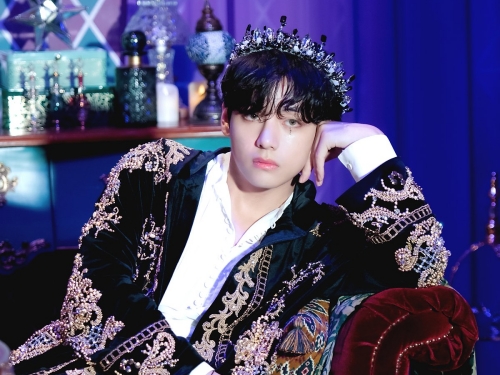 「とんでもないビジュ」BTS・Vが“妖艶な占い師”に変身… 2022シーグリメイキングカットに歓喜【PHOTO】