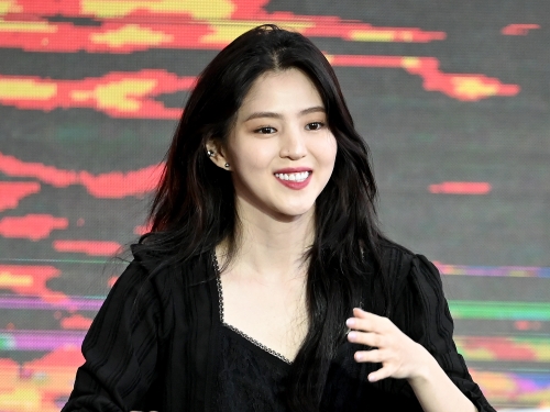 「目の保養すぎる」ハン・ソヒ、青い瞳で“海外セレブ”のような美貌…いつもと違う雰囲気にキュン【PHOTO】