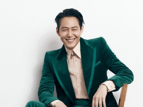 『イカゲーム』俳優イ・ジョンジェ、グッチの“ブランドアンバサダー”に！奇抜スーツ姿が話題に【PHOTO】