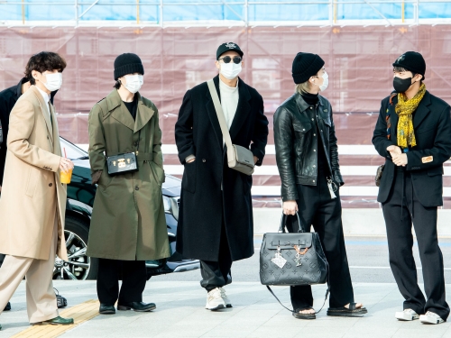 BTS、LAでのライブのため渡米！最新の“空港ファッション”が話題に【PHOTO】