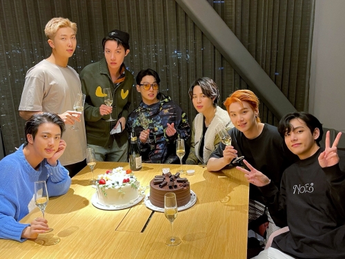 「最高のステージをありがとう」BTS、“大賞受賞記念SHOT”に祝福の声続々【PHOTO】