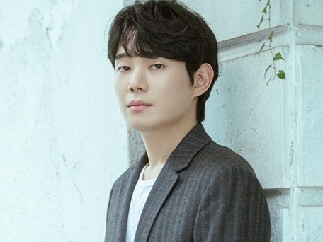 “新鋭Netflix公務員”『梨泰院クラス』俳優リュ・ギョンス、Netflix新作で“腹違いの姉”を混乱に陥れる