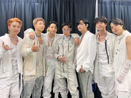 「胸が熱くなった」BTS（防弾少年団）、“2年ぶりの有観客コンサート”！集合写真に歓喜【PHOTO】