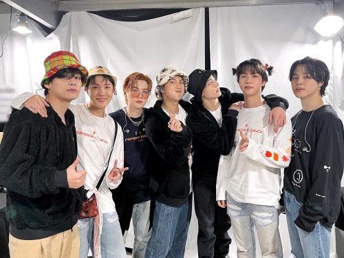 JINがツインテールに!? BTS、コンサート後の集合写真に視線集中「これからもずっと大好き」【PHOTO】