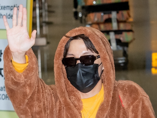 BTSのJ-HOPE＆V、米LAでのスケジュール終え帰国。Vはファンのマナーに感謝「おかえりVOPE」