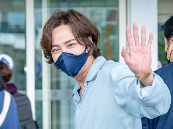 「グンちゃんが4年ぶりに来日！」チャン・グンソク、“投げキス”披露し爽やかに出国【空港ファッション】