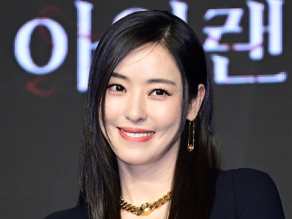 『ONE PIECE』の海賊女帝似と話題のイ・ダヒ、“バキバキ美背中”を堂々披露【PHOTO】