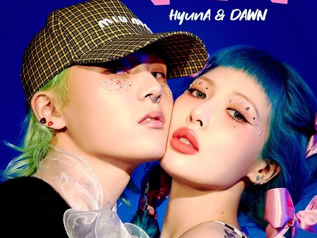 本番ステージで“熱々キス”のヒョナ、自慢のロングヘアをバッサリ！「何があった？」【PHOTO】