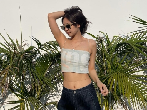 BLACKPINKジェニー、“美くびれ”際立つキャミ姿に反響「本当に美しい」「セレブオーラがすごい」【PHOTO】