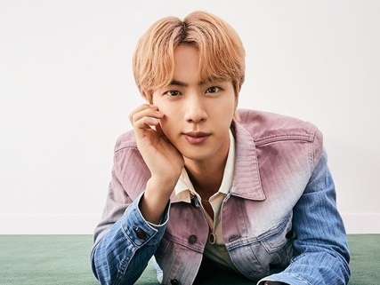 BTS・JINが“潤んだ瞳”で母性を刺激「ハンサムの過積載」【PHOTO】