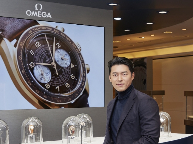 『愛の不時着』ヒョンビン、「OMEGA」アンバサダーとしてポップアップ展示場で記念撮影
