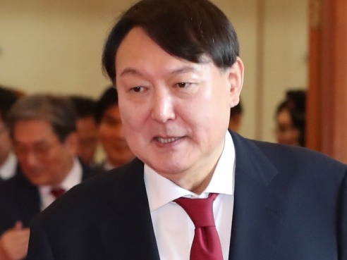 夫人の“元風俗嬢”疑惑もあるなかで…韓国大統領候補、支持率No.1はユン・ソギョル【本紙調査】