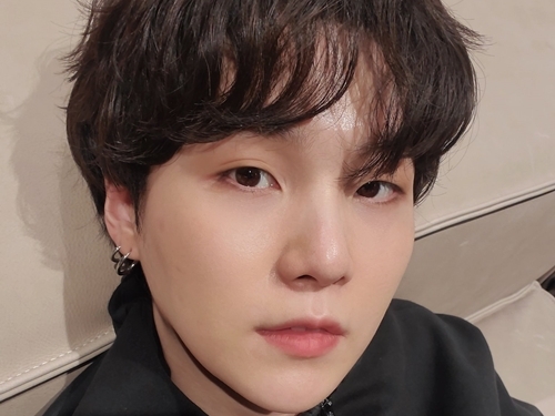 BTSのSUGA、“美肌自撮り”に反響続々！「まさに赤ちゃん肌」「かわいすぎて苦しい」【PHOTO】