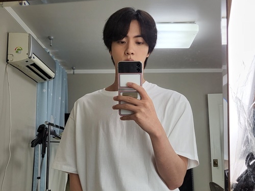 BTS・JINの“シンプルイズベスト”な姿に反響続々、ファンも「眼福」と絶賛の嵐【PHOTO】