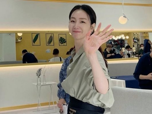 「アラフィフってウソでしょ!?」女優チェ・ジウのとても可愛いパンを食べる姿【PHOTO】