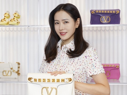 『愛の不時着』女優ソン・イェジン、高級バッグに負けない完璧“清純ルック”！新ドラマにも期待
