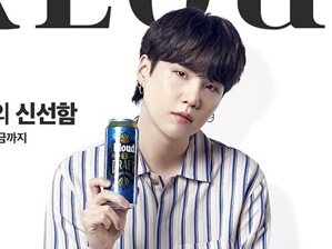 「やっぱり私の一番」BTS・SUGAが鋭い眼光で“表紙”に登場！気だるげな雰囲気もいいね【PHOTO】