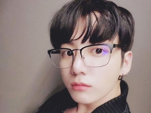 BTSのJUNG KOOK、美しすぎる“すっぴん眼鏡”姿に反響続々「美肌すぎ」「吸い込まれそう」【PHOTO】